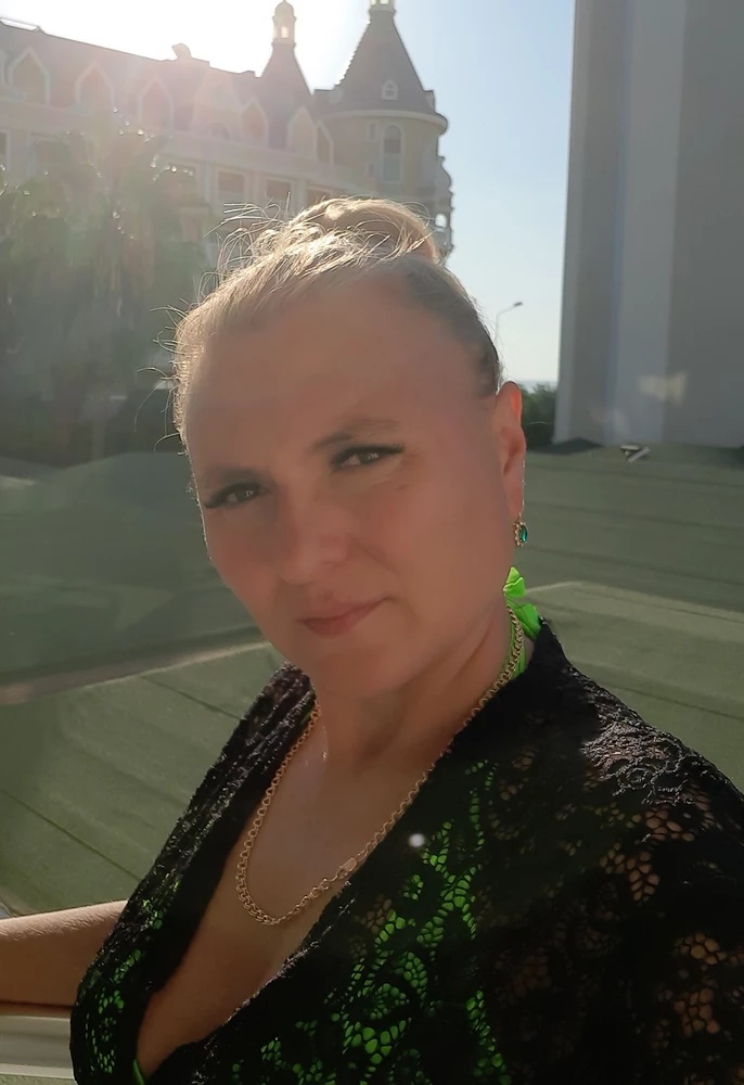 Пришла во время.качество хорошее.очень довольна.брала в поездку на море.смотрится очень красиво и удобно.Об 99.взяла 50р.сел идеально.