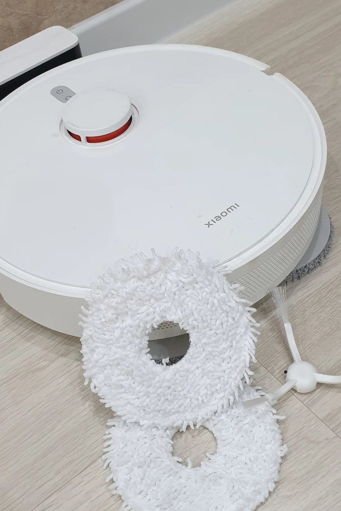 Отличные тряпочки, подошли для робота-пылесоса Xiaomi Mi Robot Vacuum S10+ -приклеились хорошо, по диаметру тоже подошли. Ворс у тряпочек  хороший: собирает пыль, шерсть кошки. Очень хорошо с помощью этих круглых тряпочек  проходит влажная уборка. Теперь у меня в запасе аж целых 4 тряпочки! Доставка вовремя, даже чуть раньше.  Спасибо за неожиданный подарочек -боковую щёточку!