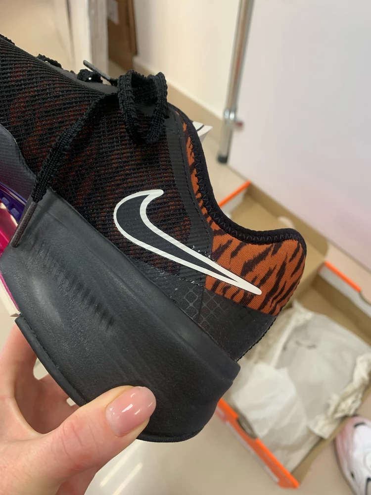 Кроссовки очень классные и удобные, расстроилась - маломерят, размер в таблице не соответствует, а со своим 39 в 40 размере палец упирался чересчур сильно(