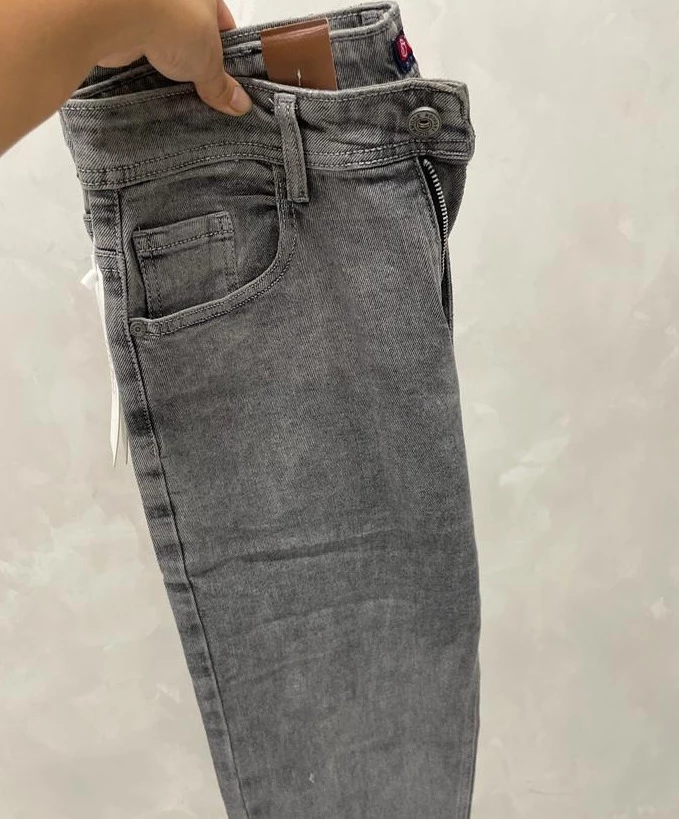 Очень качественные и модные джинсы,в размер идут.
