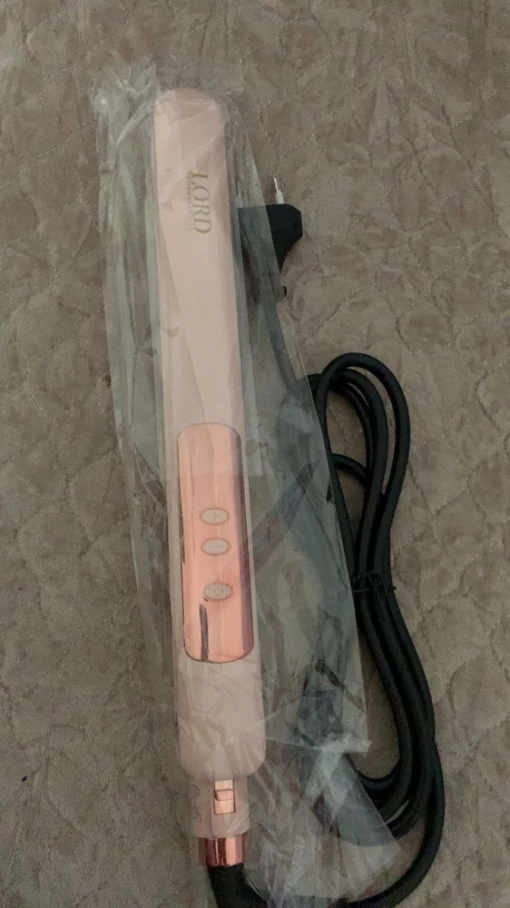 Очень хороший,хорошо выпрямляет волосы.Только вот запах был,ну уже потихоньку утихает запах,а так все отлично👍