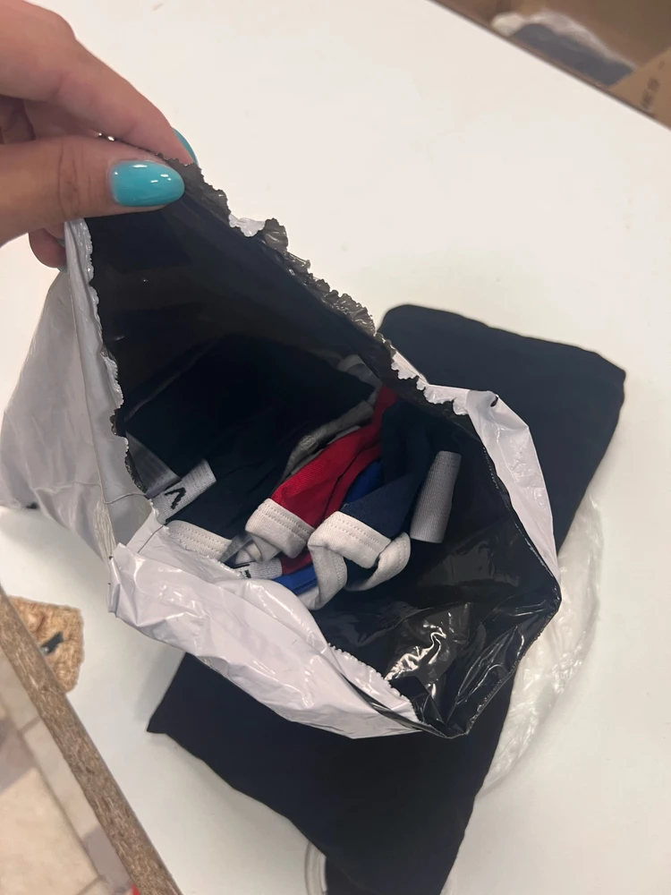 Как можно нижнее бельё так упаковывать? 
Просто комком пихнули в грязный пакет и всё! 
Сшито отвратительно! Резинка слабая, а вот на ляжках сдавливает! Маломерки на 2 размера точно! Выкинули деньги на ветер!