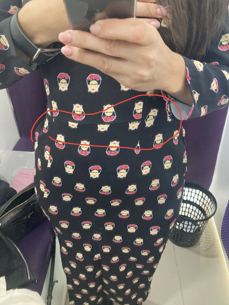 Все в этом платье хорошо: и садится по фигуре отлично, и симпатичное, но наполовину отрезанные головы на самом видном шве подпортили впечатление.