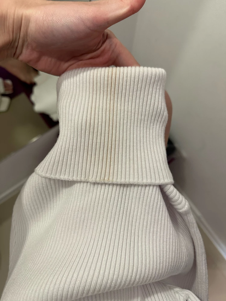 Не описать словами как сильно я ждала этот костюм🥹 читала отзывы, но думала что продавец прислушался к негативным и как-то стал исправлять ситуацию.. но нет.. тут конечно и вопросы к НЕРЯШЛИВЫМ «барышням»🐷🐽 «нафиga» вам тонна штукатурки когда вы меряете БЕЛЫЕ вещи🤦‍♀️этот товар автоматически становится непригодным. А продавцу скажу еще раз, пожалуйста, проверяйте свои товары, исправляйте ошибки этих 🐽, чтоб ваш рейтинг не чах.