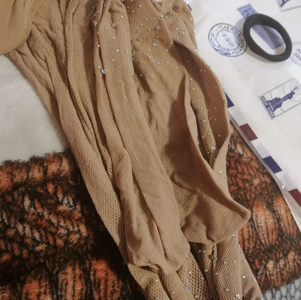 Колготки целые, все упаковано. В подарок резиночка для волос, хоть и мелочь но приятно.