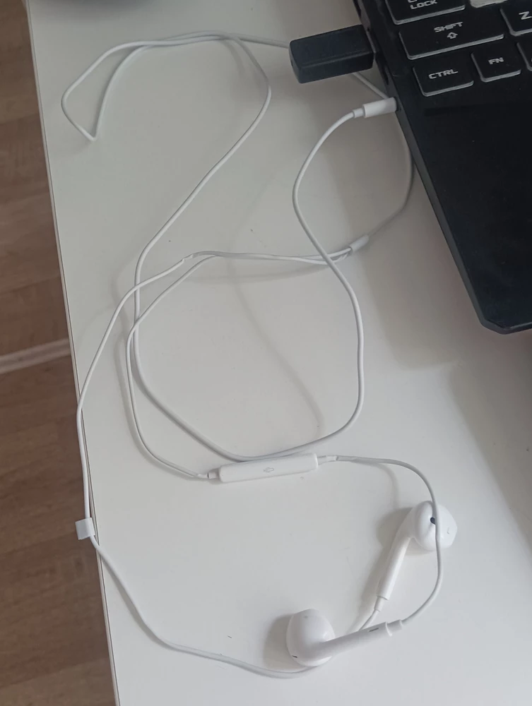 Отличный звук, но когда вскрывал провода в некоторых местах были помяты. Если прокручивать его разъем когда подключил к устройству, то будет неприятный шум, а в целом хорошо.