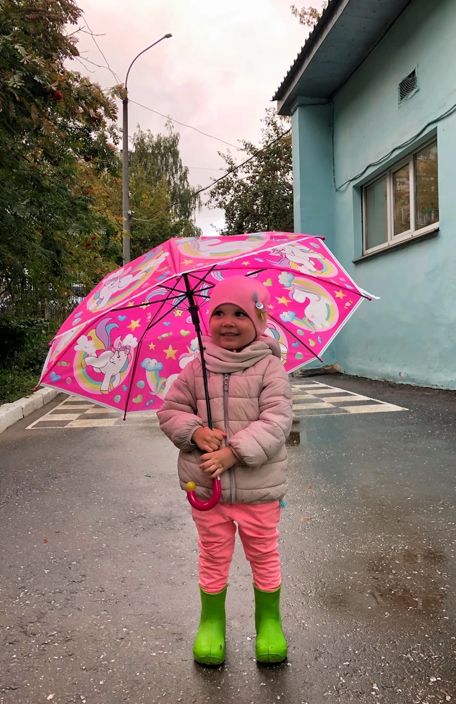 Отличный яркий зонтик с единорогами, дочка в восторге💕