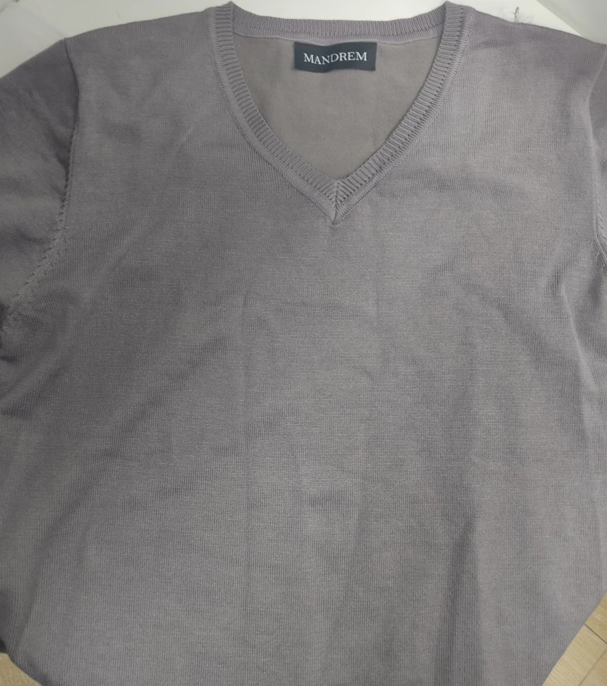 Написано что хлопок, но по ощущениям сплошная синтетика или вторичная переработка. Цвет не соответствует фото. Скорее просто серый. Возврат. Цена для такого качества завышена.