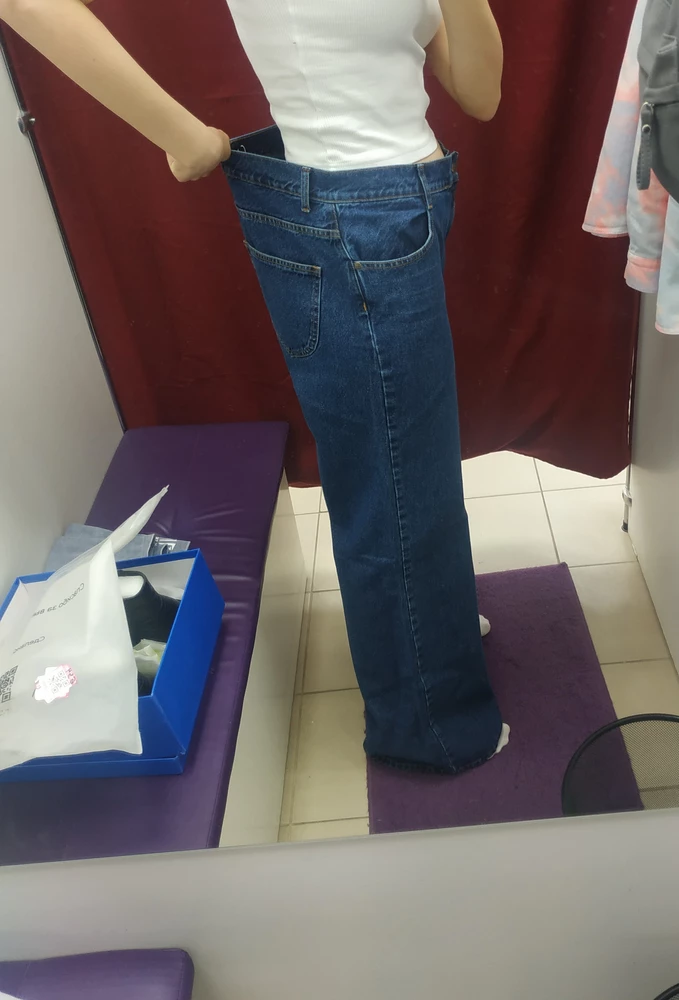 Люди, которые пишут, что джинсы маломерят на 2 а то и больше размеров, не льстите себе, пожалуйста, и определяйте свой размер правильно. Начиталась отзывов и закала на свой 46-48 50р и просто утонула в них, теперь придется ждать, когда нужный размер снова появится в наличии.