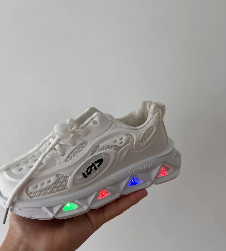 Классные кроссовки!!Берите, не пожалеете. Ребёнок счастлив))) Всё работает исправно, как и заявлено