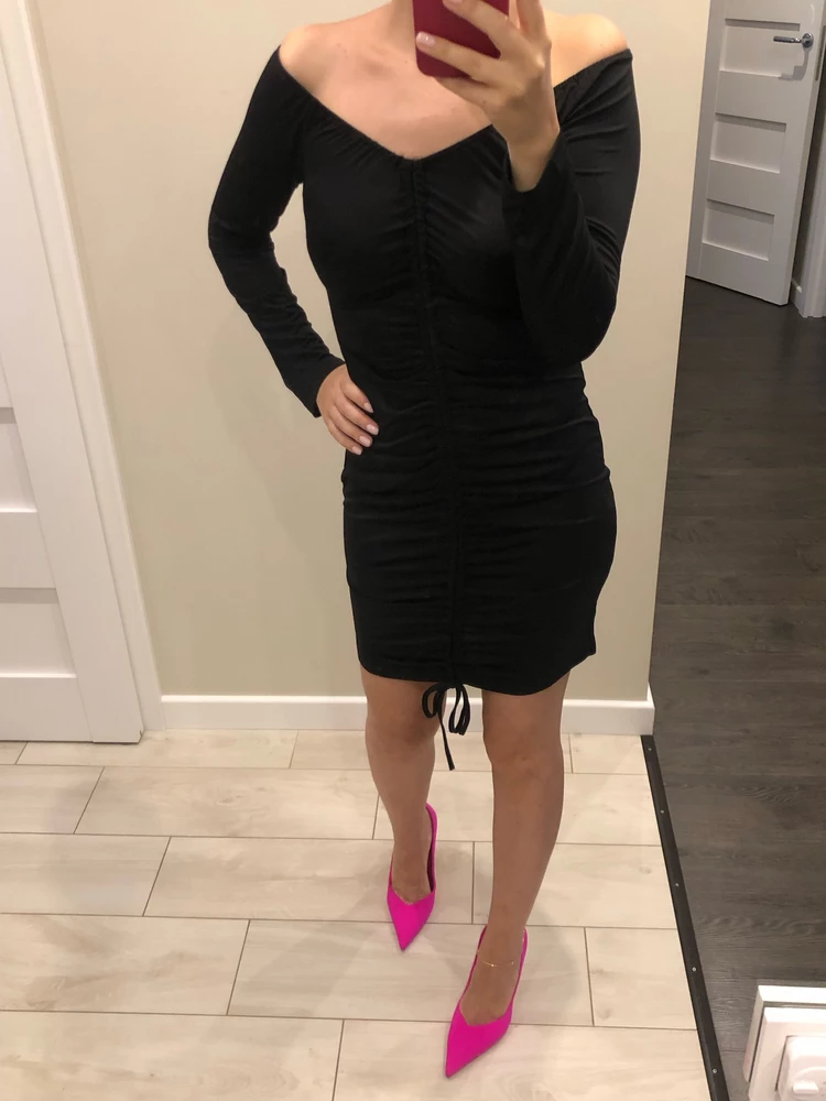 Классное платье, длина регулируется, можно по колено сделать или собрать покороче (если на свидание идти 😁). Сверху тоже можно сделать 2 варианта: закрыть плечи или наоборот оголить) То есть из 1 платья можно сделать «2 варианта» ношения 👍🏼 Ткань приятная, в стиле вечернего платья. Взяла М на мои параметры: 168, 90-68-90. Мне подошло идеально 😍