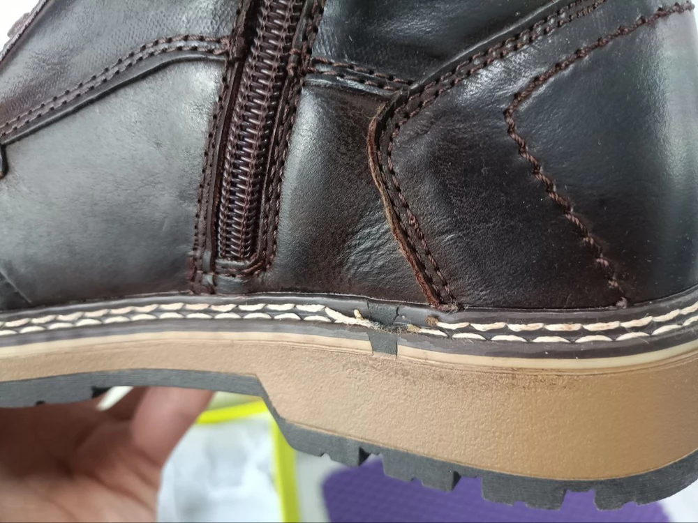 Среднее качество. Краска от ботинок осталась на упаковочных материалах, подошва также в краске. Ботинки покрашены плохо. Качество шва также желает оставлять лучшего.