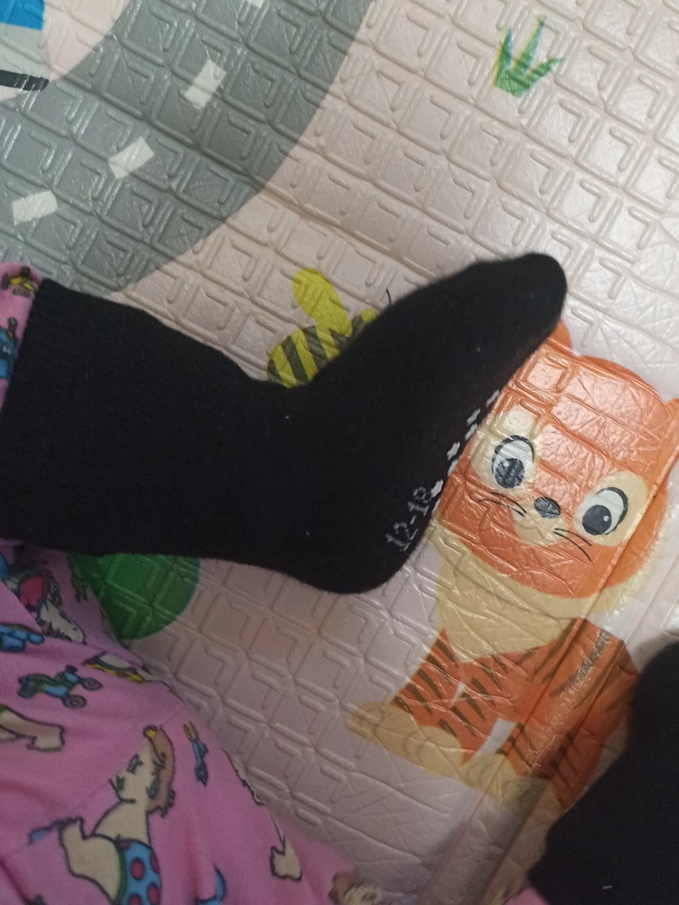 Отлиные носки. Плотные, теплые. Тормоза на стопе супер:ребенок на линолиуме не падает как правило