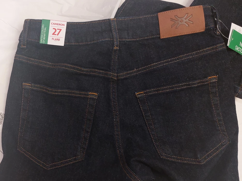 Сомневаюсь в оригинале товара, т.к карманы пришиты на разном уровне, криво отстрочен низ джинс. Размерная сетка вообще странная, размер 28 и размер 29 одинаковы.
