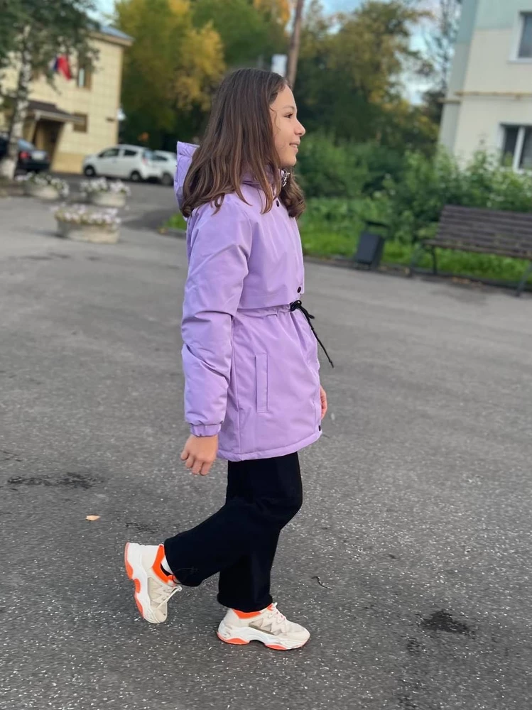 Прекрасная куртка, стильная, качественный подклад, швы, фурнитура. В общем, не придраться. На 152 взяли размер 46 на вырост. Села хорошо, как и задумывали) Цвет очень приятный вживую. Внутри подклад продуманно сделан. Тепленькая, думаю долго ходить будем) Цена тоже приятная, видела куртки хуже и дороже. В общем, все нравится, рекомендую в покупке ☺️