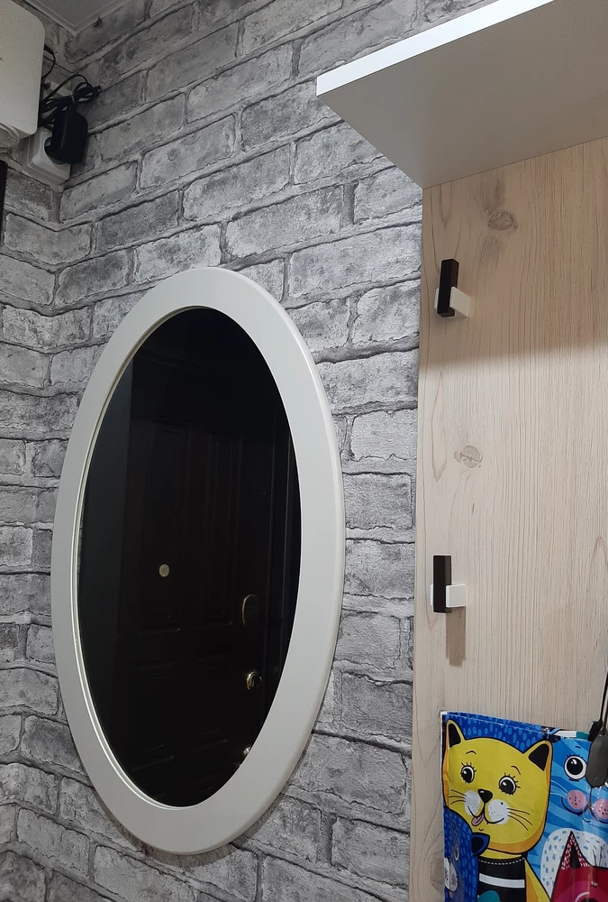 Со временем, зеркало преобрело желтоватый оттенок, уже не белое