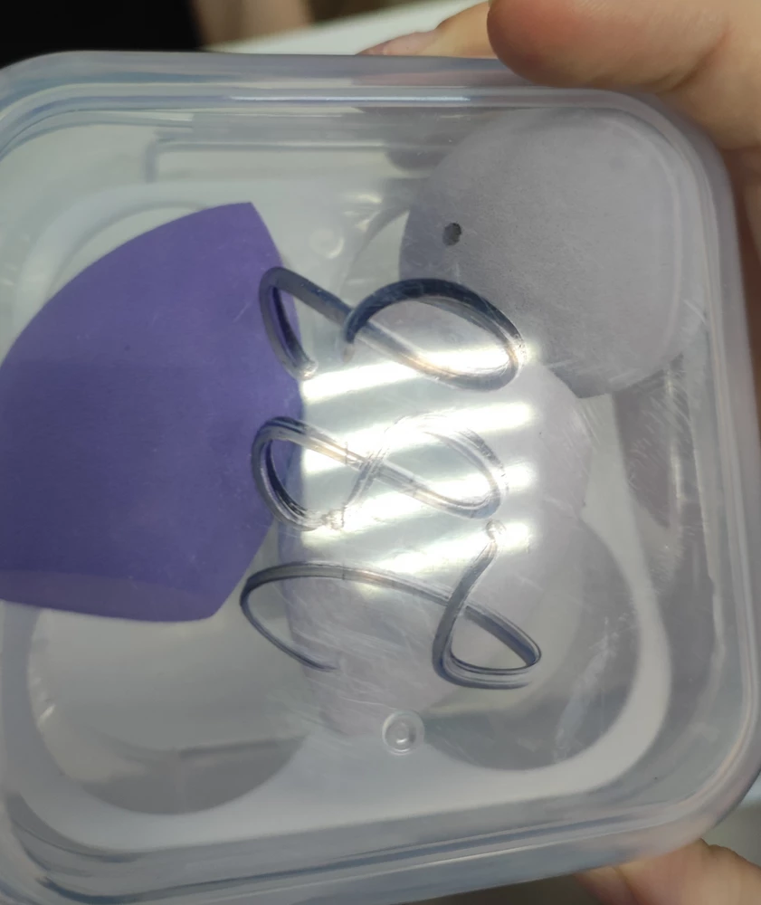 Прислали 3 спонжа, вместо 4! Сама упаковка очень грязная и один спонж в белых пятнах