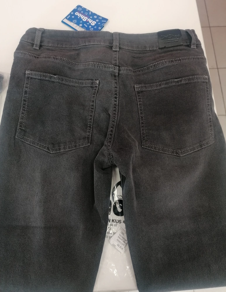 Прислали вообще другие джинсы их даже джинсами не назовёшь, обычные серые брюки и маломерят на 2 размера.