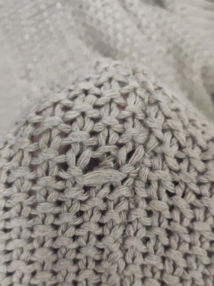 Ужасный, вонючий, так ещё и с браком, один рукав намного короче, дырка в вязке. Не стоит и 300 рублей, неприятный на теле, колючий, качество жуткое. Надеюсь никому с таким браком его назад не привезут на доставку!!!!