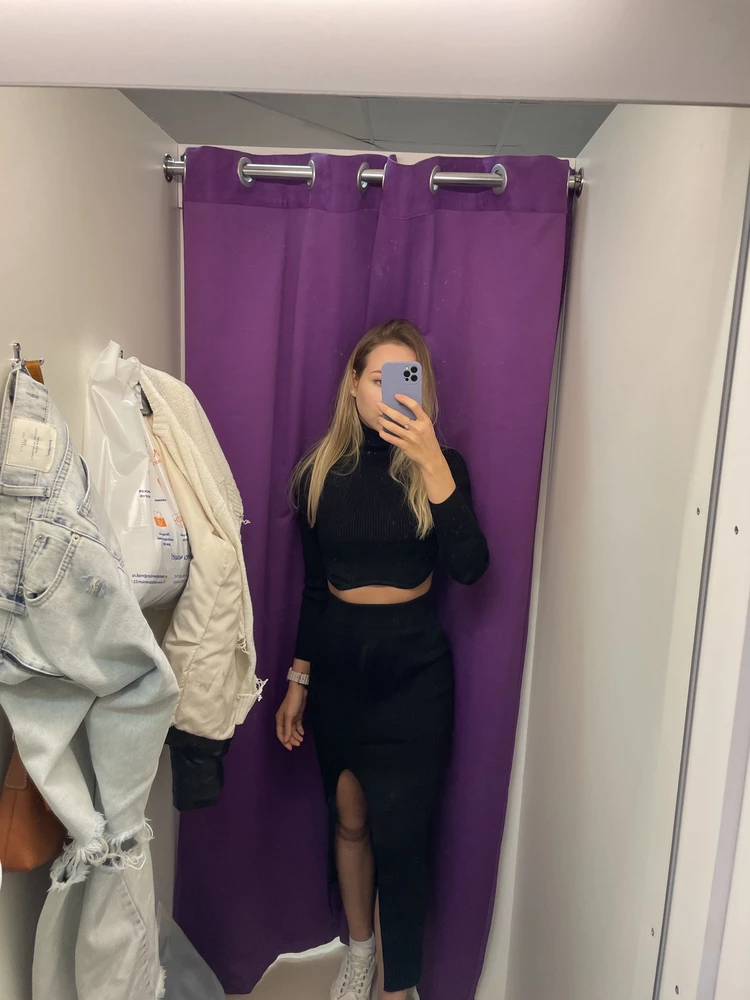 Качество супер, сидит хорошо. Немного давит на горло, но для меня это не критично. Не смогла определиться с цветом, взяла два ❤️