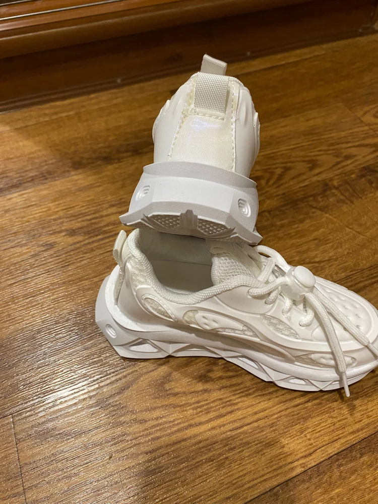 В живую круче чем на фото, с сына не смогла снять их во время примерки) 
При ходьбе по бокам мигают огонечки, теперь в детском саду сын звезда 🙂 
Хорошо продумана шнуровка, не нужно завязывать, одел и затянул. Совершенно невесомые, классные кроссовки