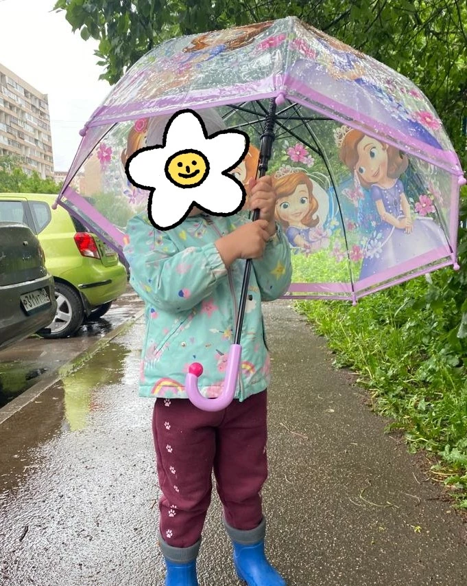 Хороший зонт, ребенку (3г) удобно держать, и дорогу видно👍