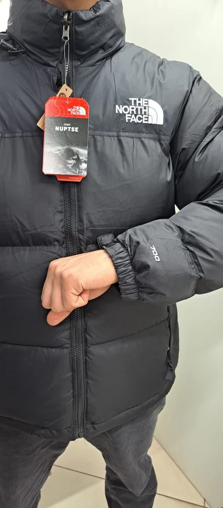 Куртка очень понравилась,  внутри швы аккуратные , нитки не торчат, наполнитель равномерно распределен.NFC метка работает. Перекидывает на официальный сайт.