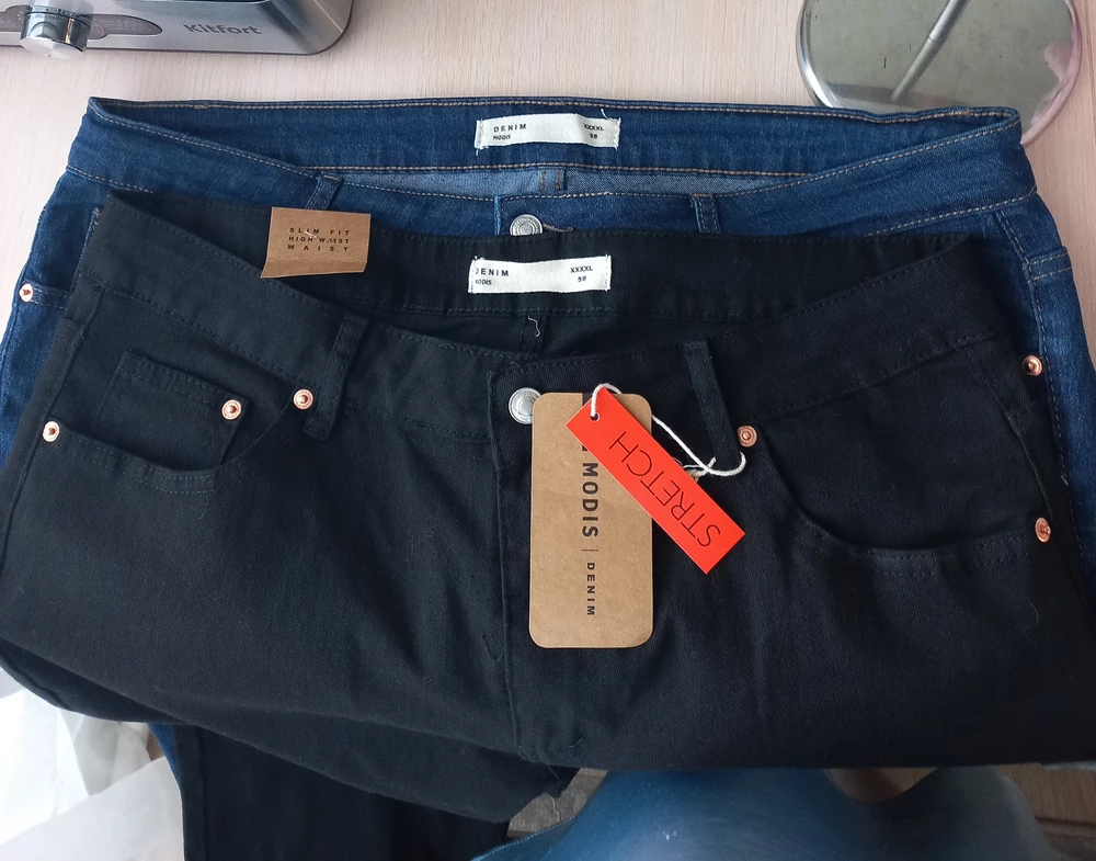 На фото видно, что размер отличается, черные  джинсы меньше, хотя размер один.