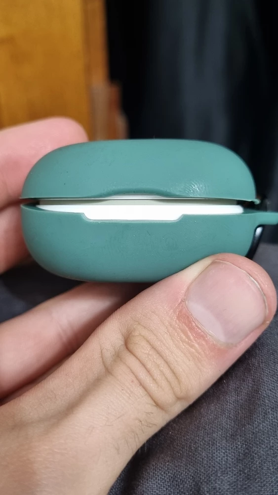 Чехол сел не по размеру наушников , большые зазоры с разных сторон, хрупкое крепление верхней крышки