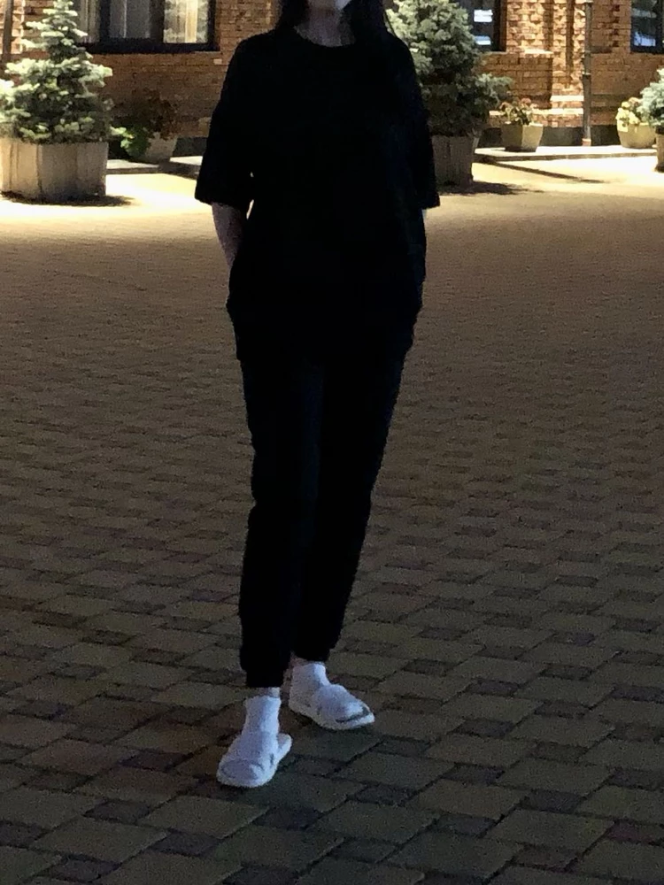 Плотный костюм. На лето на юге будет жарко, а вот поехать в горы самый раз. В октябре буду носить. Взяла М на 46. Рост 174, 90*70*100. Не маломерит не выдумывайте. Верх свободный и длинный. Я бы на свой вкус не делала карманы на футболке. Не функциональны, есть вариант потерять то что лежит, телефон не поместится, ключи если присесть вывалятся. Заказала черный, понравился, потом белый. Белый вернула, цвет желтит и показалось, что увеличивает и хотелось меньше размер. Фотографии качественной пока что нет ))