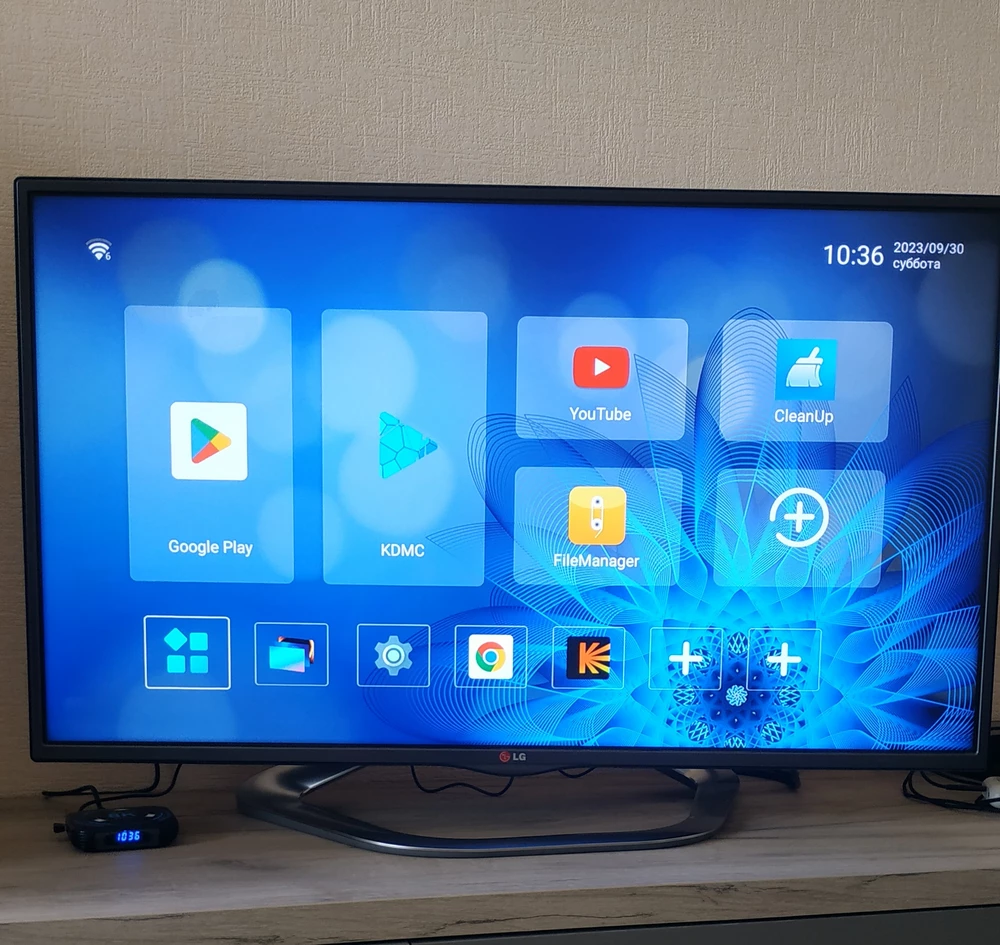 Некоторые приложения устанавливаются через APKPure, а не через google play. Так как это не просто android, это android TV. Порадовало что есть блютуз, можно подключать беспроводные наушники, и не мешать окружающим. Не тормозит, не греется. Старый телевизор снова стал SMART)