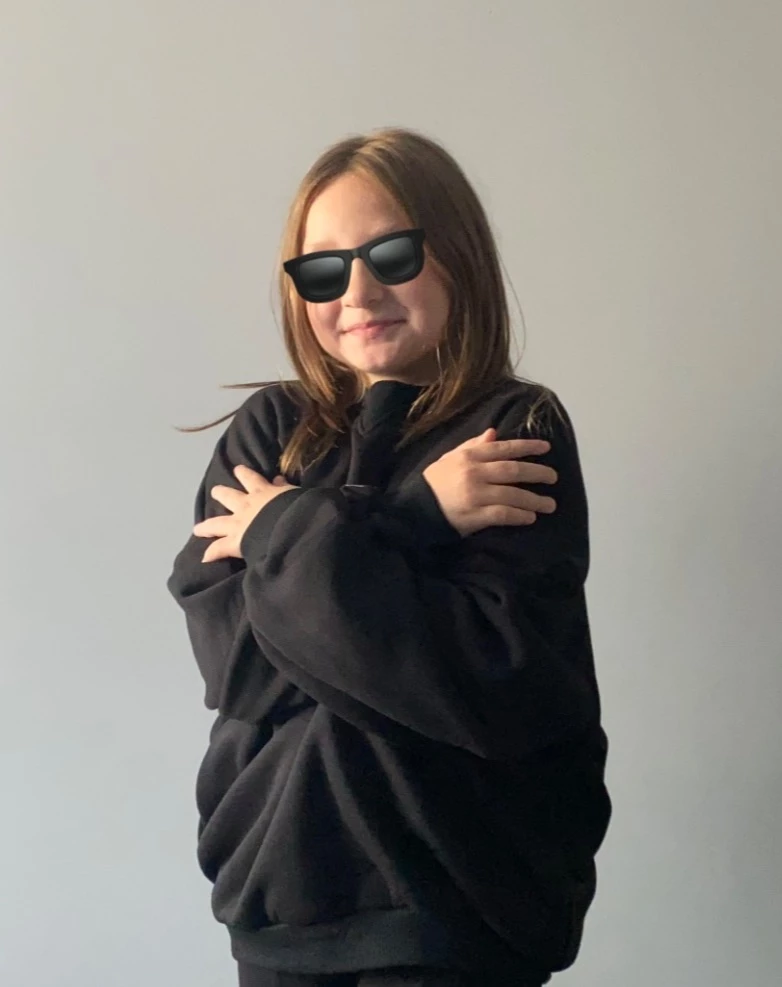 Взяла сразу два свитшота. У кого есть подрастающие дочки, те поймут… Базовый черный подходит для школы. Рост 170 и 145, зашел двоим. Тепленький и мягкий для осени и зимы