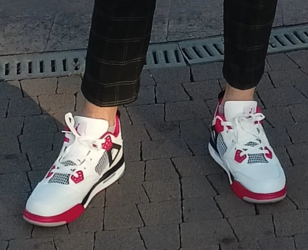 Кроссовки супер. Сыну понравились, он их и выбрал . Присутствовал небольшой не приятный запах, выветрился. Всё ок