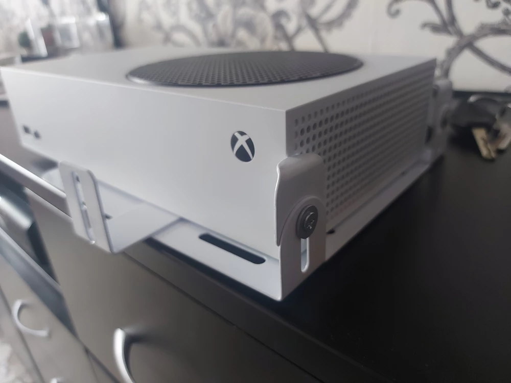 Очень интересно почему xbox series s не подходит. А описание имеется?