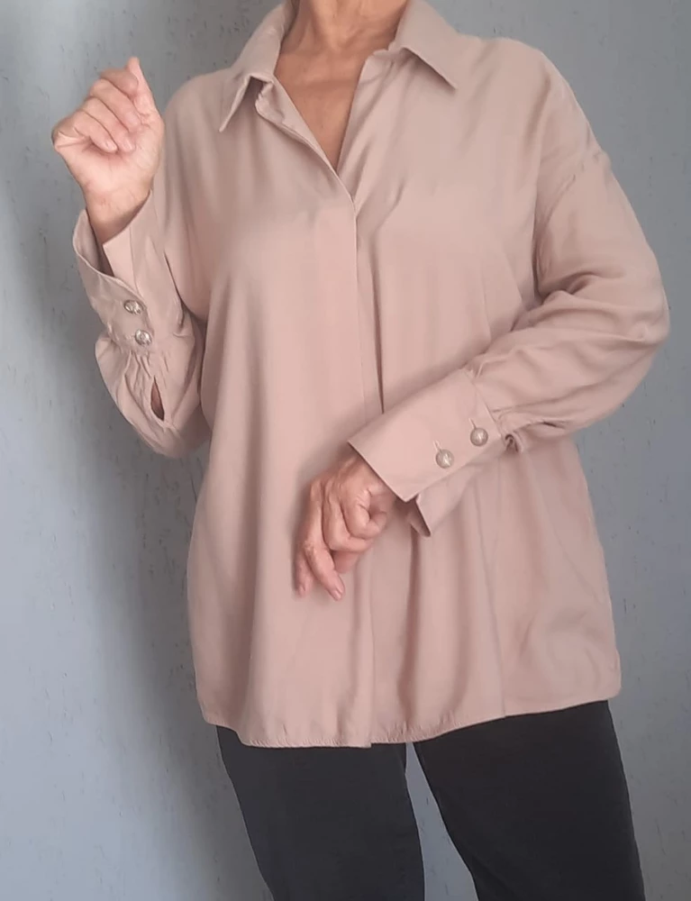 Видно, что ткань натуральная и дорогая. Блузка понравилась, удобная, красивая, можно и на праздник, и на работу, и в театр.  Хорошо смотрится и подзаправку и навупуск.