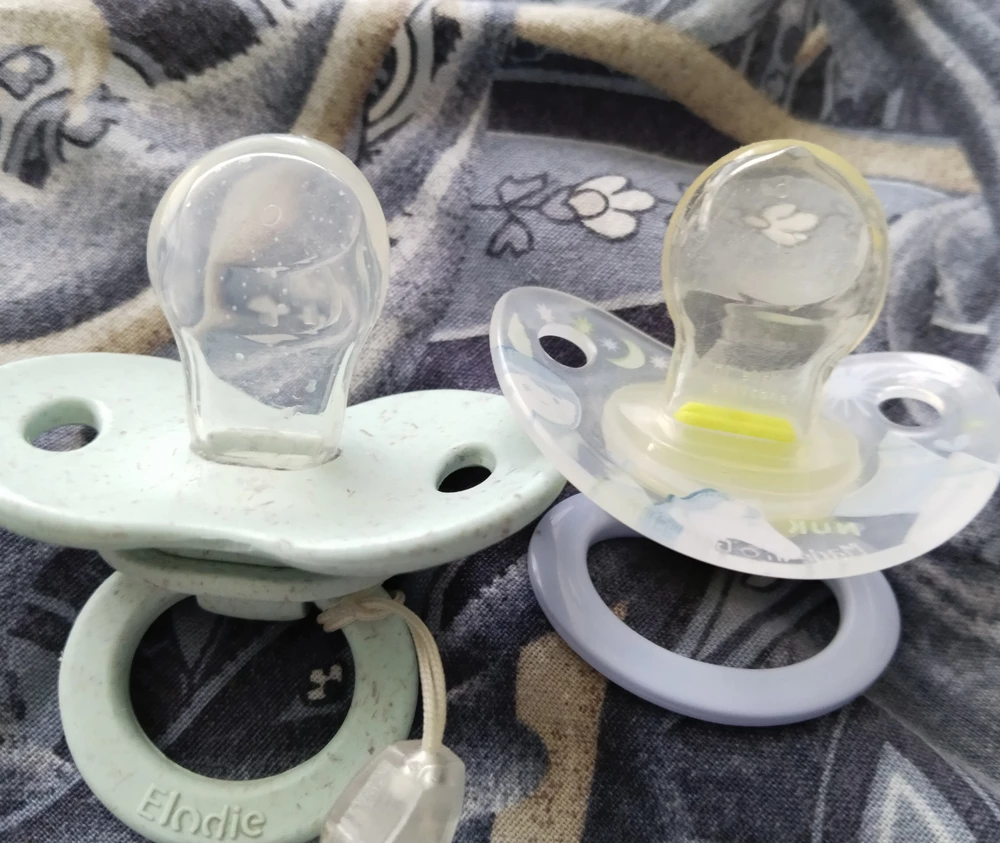 Покупала на замену нук, чтобы был открыт подбородок, т.к. высыпало ребенка. Сыну 5 месяцев, сначала плевался, теперь любимая. Размер конечно большой для 3 месяцев. На фото в сравнении с нук от 6 до 18.