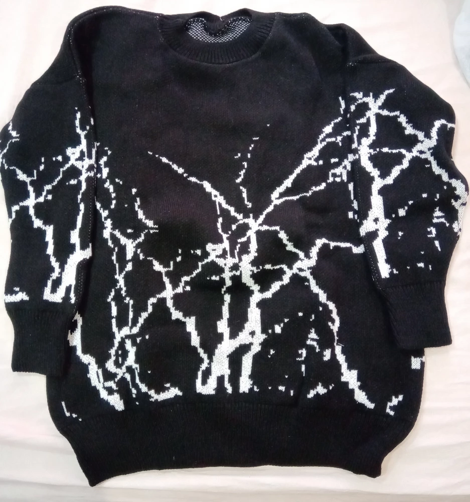 Шикарный плотный свитер, в ветреную погоду отлично защищает, не продувает. И рисунок зачётный))