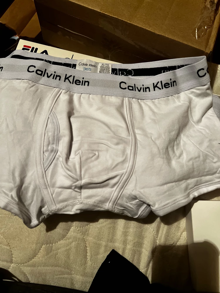 Без запаха, ткань приятная, заказываю уже не впервой 
Муж и отец довольны