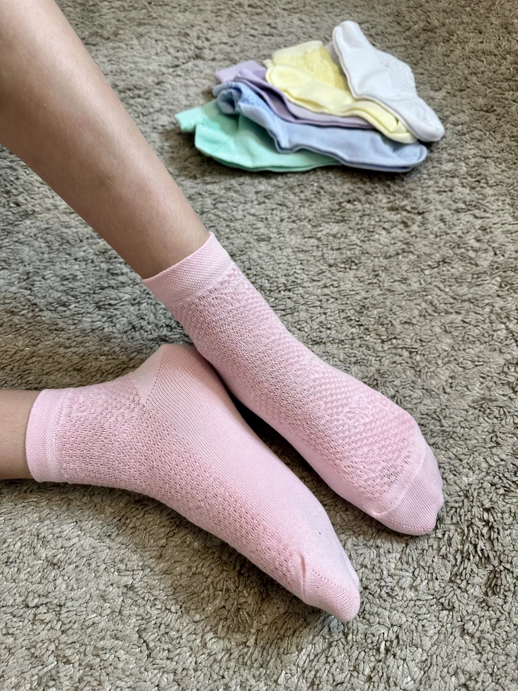 Приобрела набор детских носков для моей дочери и была приятно удивлена их высоким качеством. В первую очередь, меня порадовали швы - они очень аккуратные, никакого дискомфорта. Особенно хочу отметить мягкость материала, из которого они изготовлены. Состав хлопок. На ножке смотрятся очень красиво. Посмотрим как будут в носке дальше, пока очень довольна