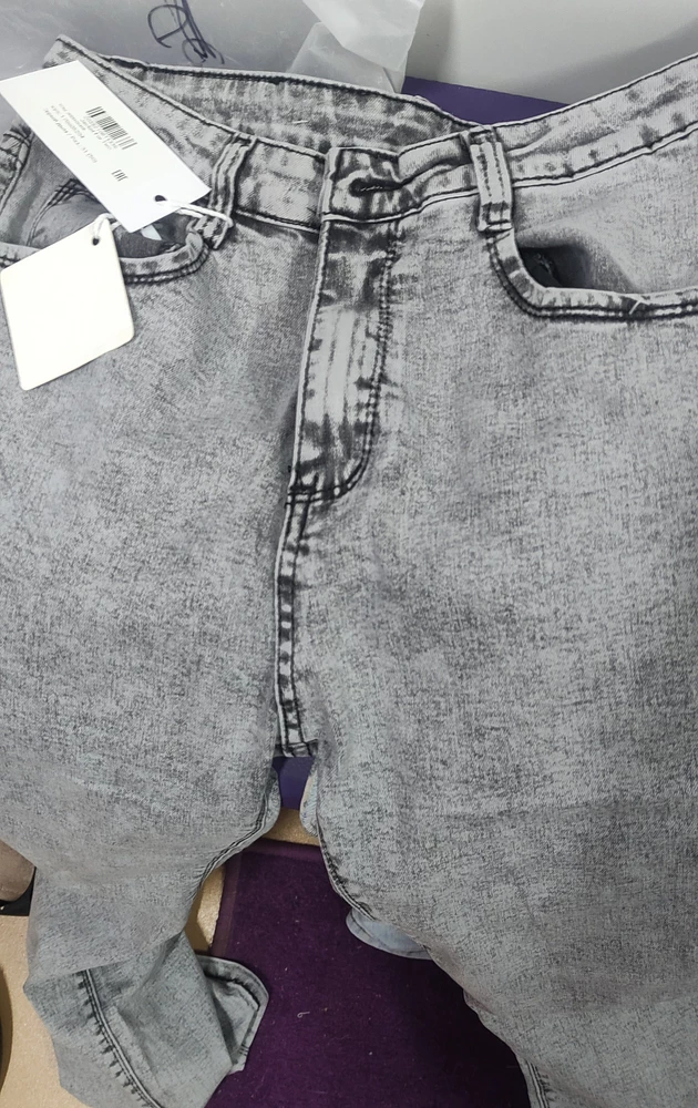 Джинсы классные, но маломерят сильно (( на бедра 103 см 31 размер даже не застегнулись, хоть и тянутся, а большего размера нет... Вообще я ношу 30 (если стрейч), и 31 размер. Очень расстроилась, за такую цену такие хорошие штанишки. Цвет светло-серый, смотрятся даже лучше, чем на картинке. На рост 174 не коротыши. Жаль, может появятся размеры 32 и 33, попробую заказать ещё раз.
