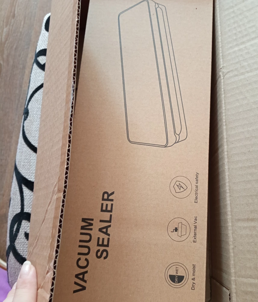 Очень мощный по размерам аппарат. Это первый мой вакууматор. Надо почитать как следует как работает. А так всё целое и качественно сделано