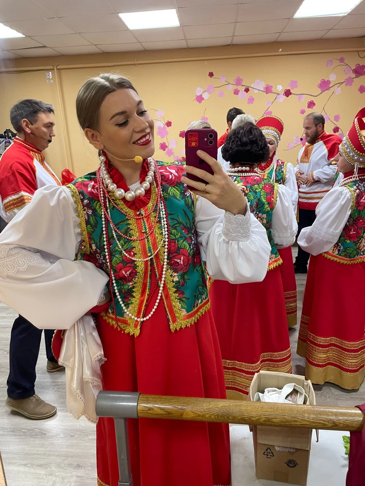 Пели на улице с ансамблем, вообще отлично!) так и не скажешь, что муляж) 
Удобно сидит, нигде не мешает и не давит)