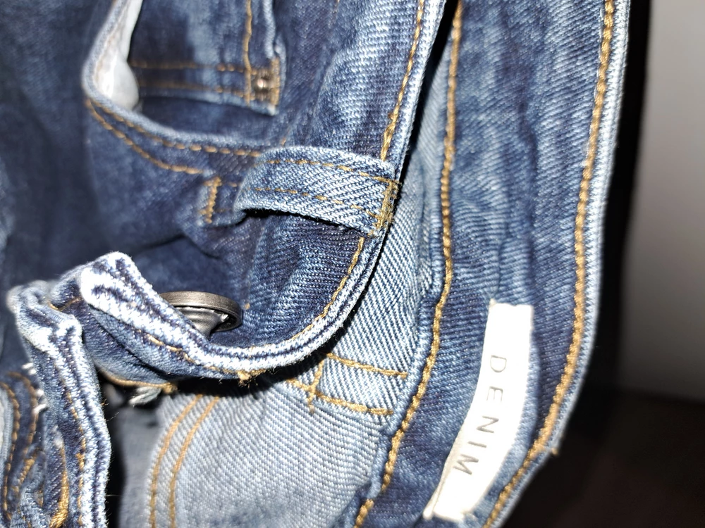 Ужасные джинсы, даже после стирки воняют, так же не прорезано отверстие под пуговицу из-за чего нельзя коректо оценить размер, а после прорезования нельзя сдать в пункт выдачи так как изделие "испорчено" -не находится в изначальном состоянии, так ещё если это сделать самим можно испортить все джинсы, (обратите пожалуйста на это внимание) При то, что  есть брак на на петельках, плохо прошиты. Длинна джинс рассчитана на девушек выше 170см, пришлось подшивать.