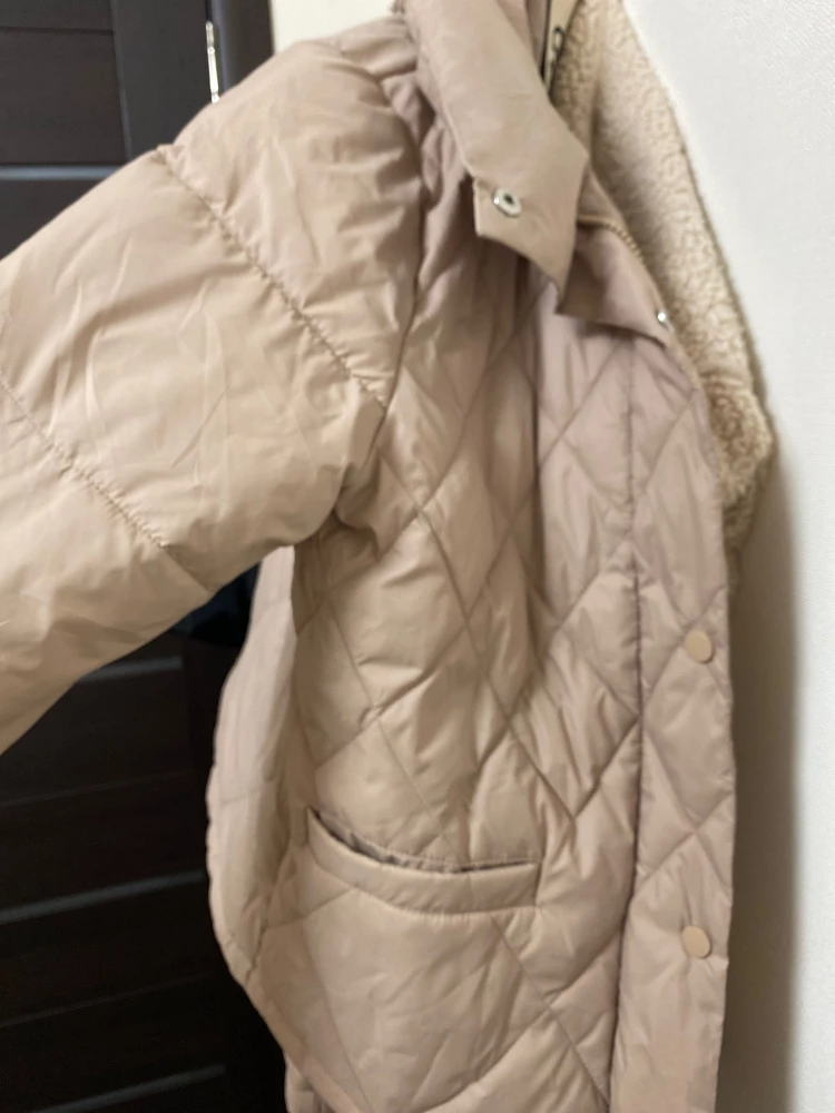 Прекрасная куртка, на тонком синтепоне, как раз для теплой осени 😌 размер подошел идеально, свободно можно носить с теплой кофтой👍🏻