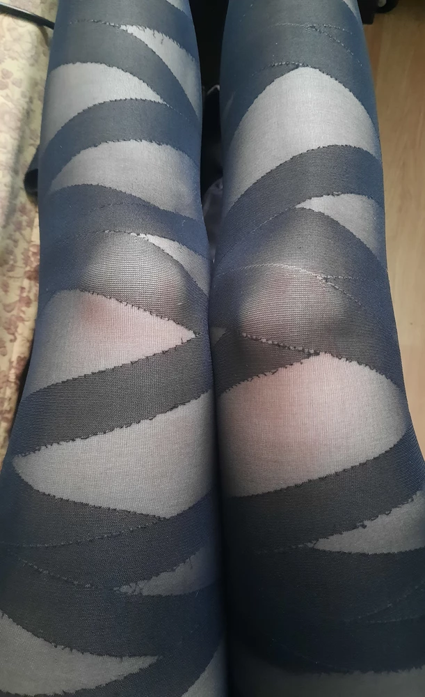 Скажу сразу, мой косяк, что не смотрела отзывы. Но Колготки на фото профиля казались плотнее, в жизни же они более прозрачными и неаккуратные с торчащими черными краями, издалека только могут показаться симпатичными