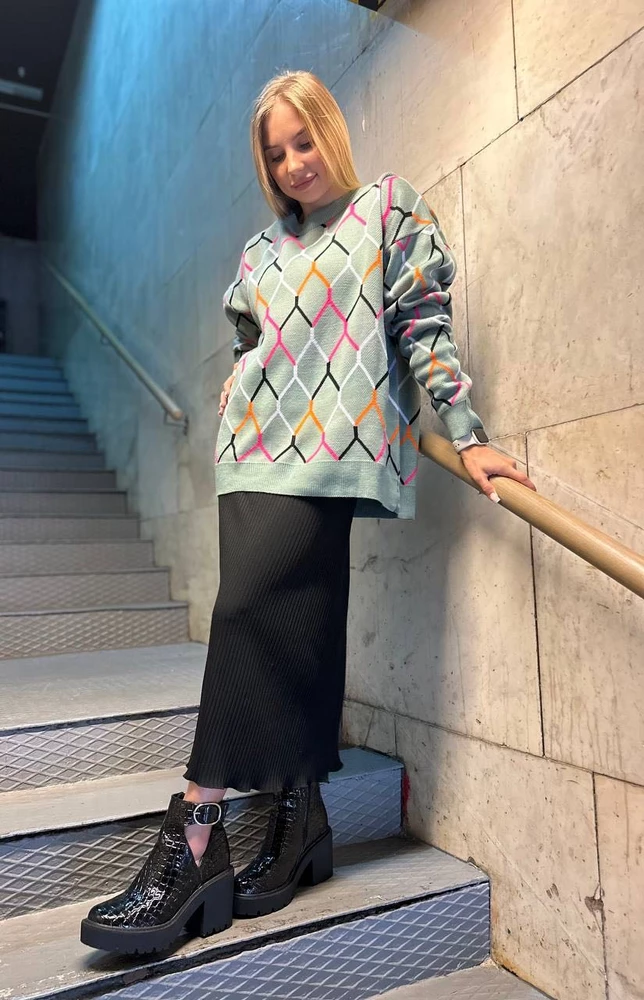 Классный свитер, качество хорошее вполне, на мой 44 размер сел отлично. Нитки не торчат, не жесткий, мне очень понравился .