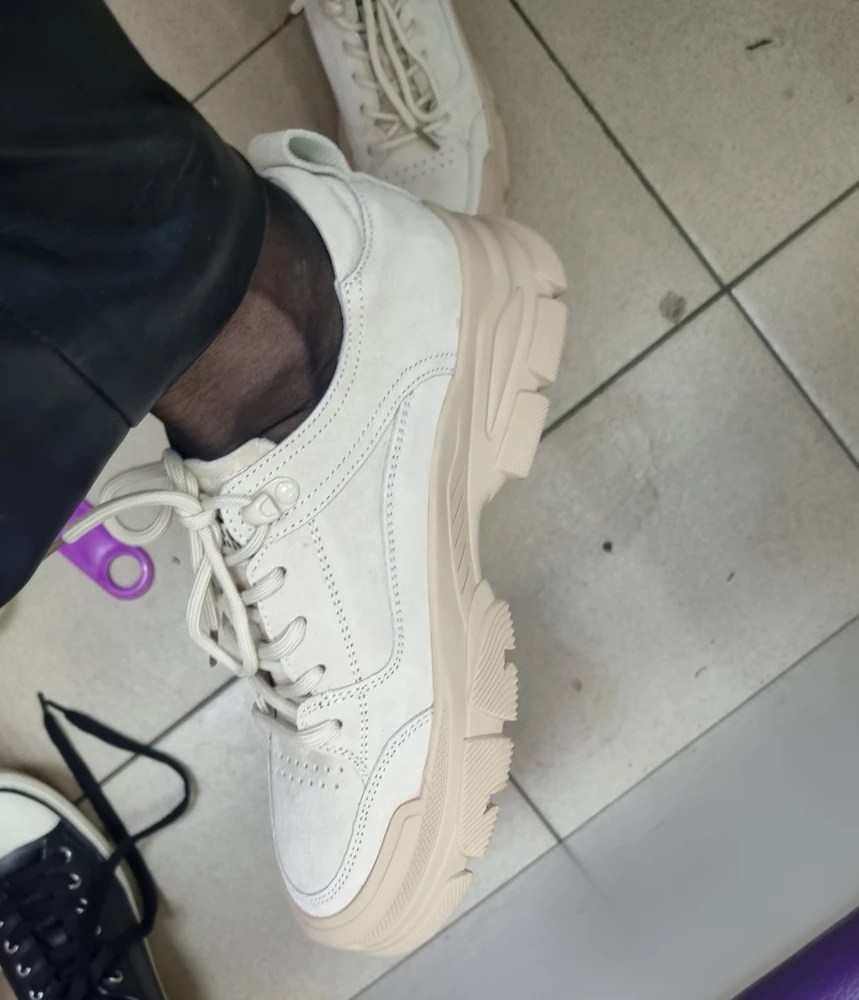 Не верю что материал натуральный, сильный запах клея. Визуально красивые, аккуратные. Не подошёл к сожалению размер, маломерят, ношу 37/37,5 взяла 38 и малы, просьба не учитывать покупку в мой рейтинг.