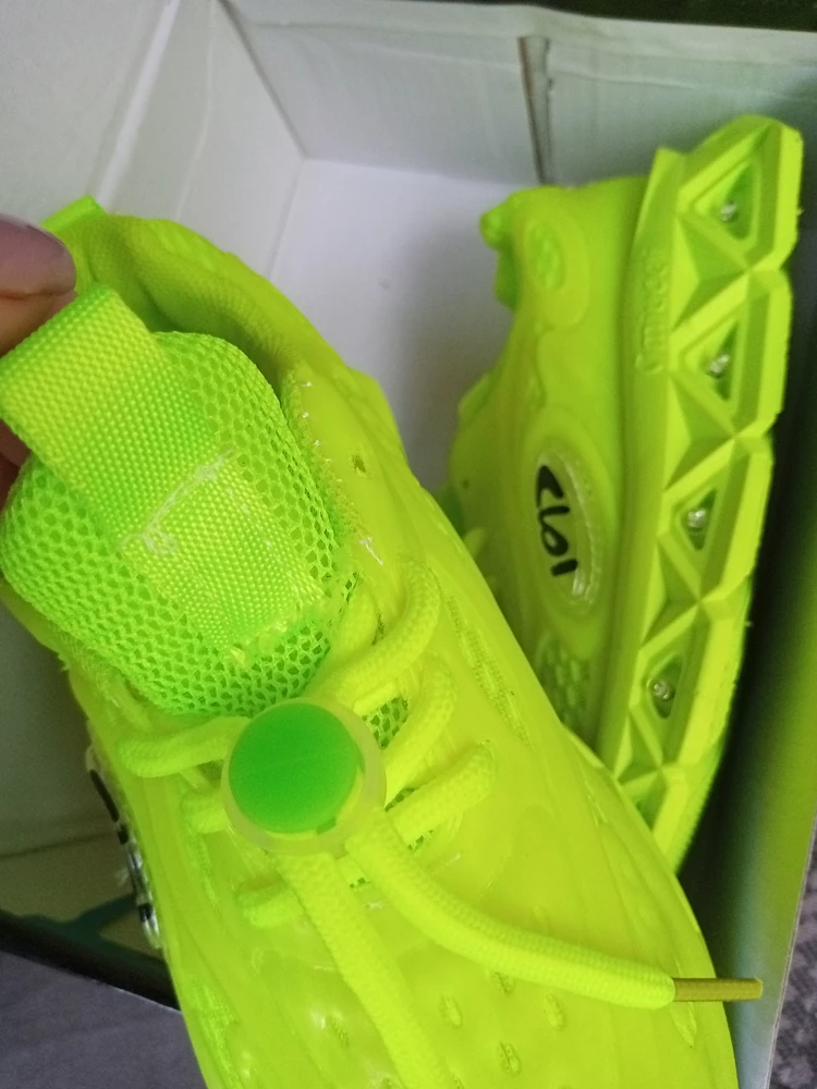 Светятся и мигают отлично. Понравилась шнуровка для ребенка очень удобно