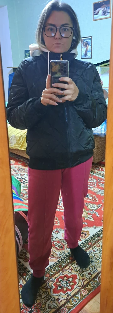 Минус,что нет внутреннего кармана,как и на многих куртках,а жаль,очень не хватает. Бомбер тёплый,с толстовкой и в начале зимы тепло будет. Объёмный. На мой рост 155- рукава чуть длинны,но манжета не даёт упасть им.