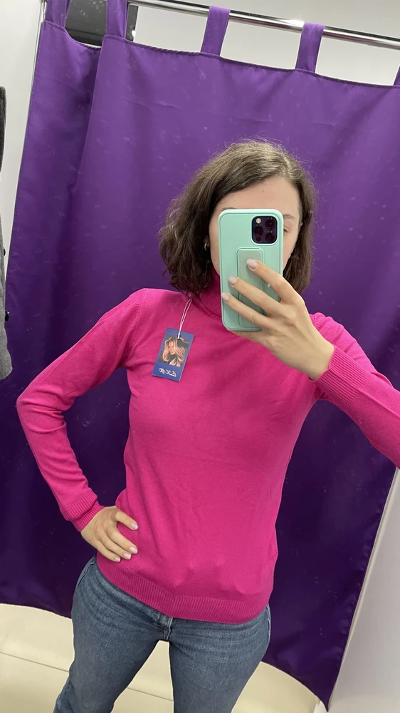 Цвет красивый, но мне не подошел. 
Очень едкий запах (как будто от краски) от водолазки. Настолько что от 5 минутной примерки затошнило. Возможно после стирки бы прошел, но не берусь утверждать, так как не взяла